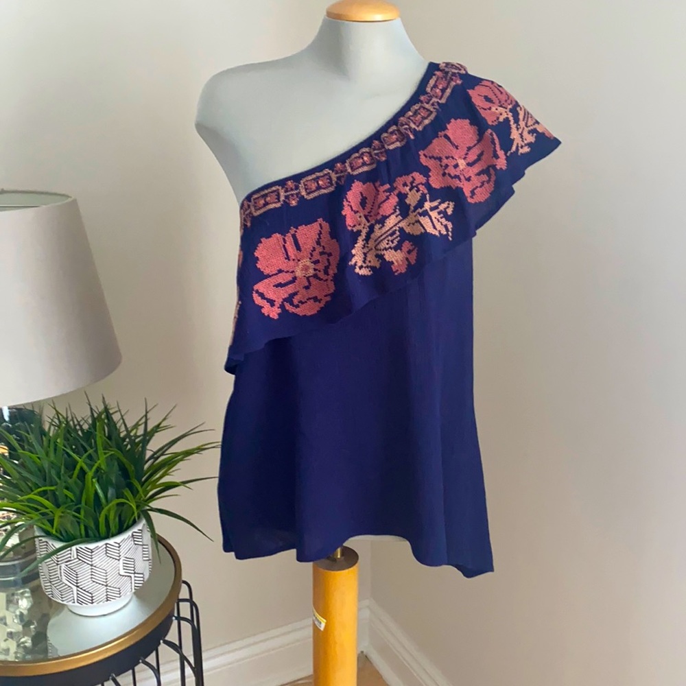 One shoulder top